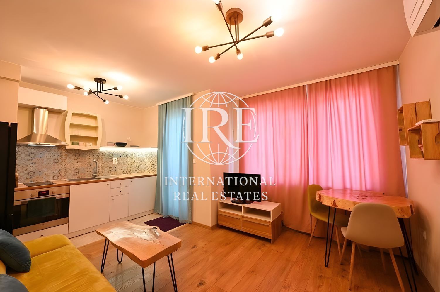 International Real Estate (IRE) предлага уютен двустаен апартамент в близост до Колхозен Пазар, Варна-9