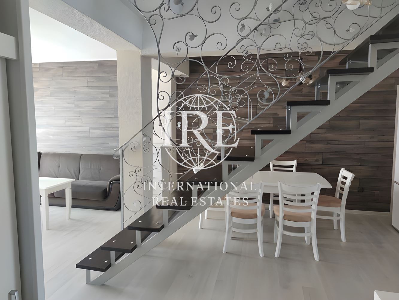 International Real Estate (IRE) предлага просторен многостаен мезонет в близост до Колхозен Пазар, Варна-11