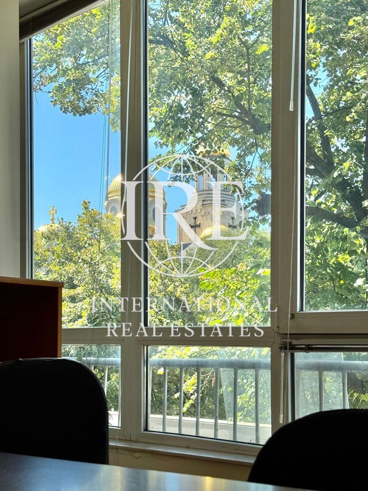 International Real Estates (IRE) предлага: ТОП ОФИС на ПЪРВА ЛИНИЯ срещу Катедралата, гр