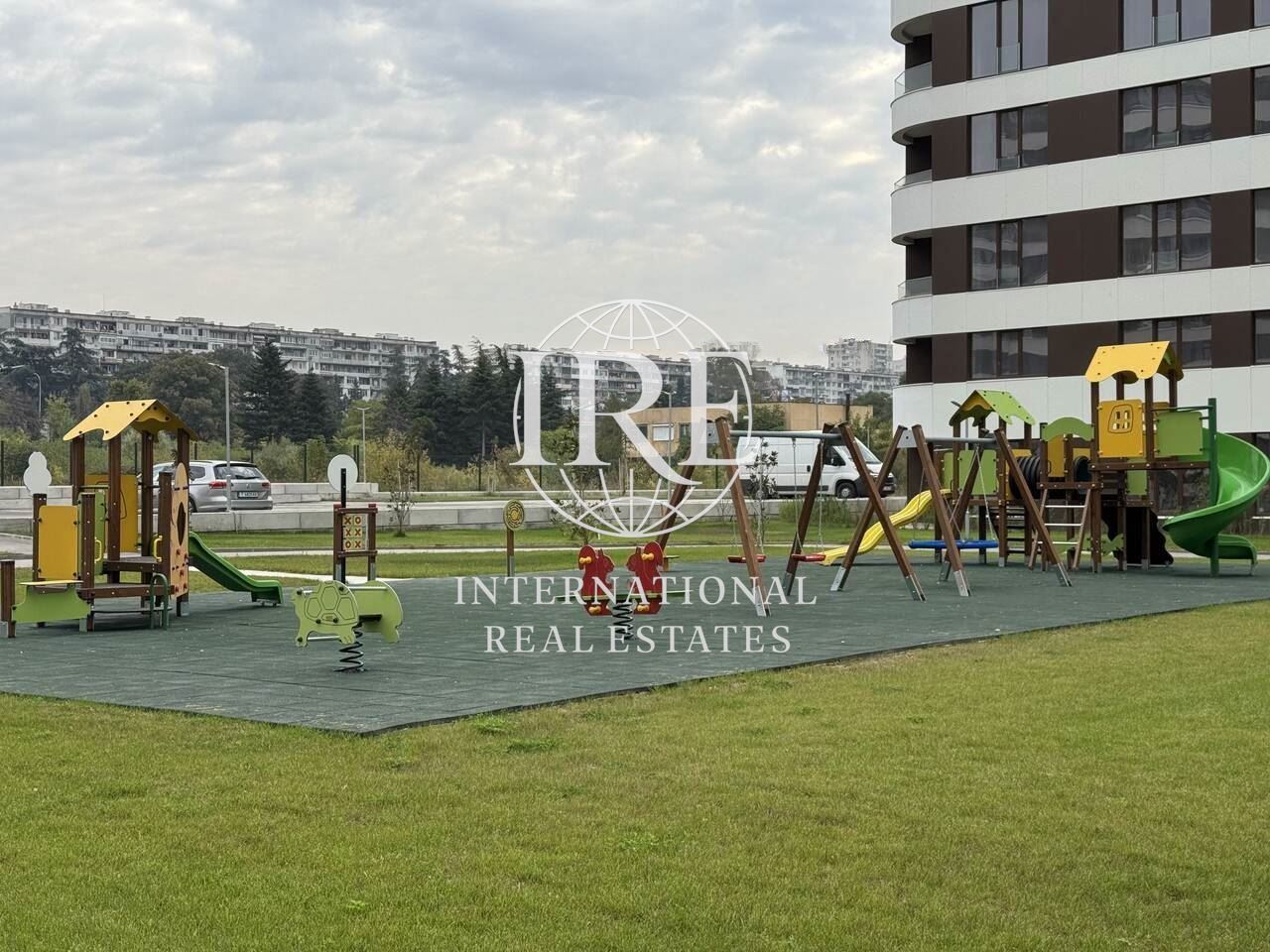 International Real Estates (IRE) Предлага Двустаен Апартамент в Луксозен Комплекс-12