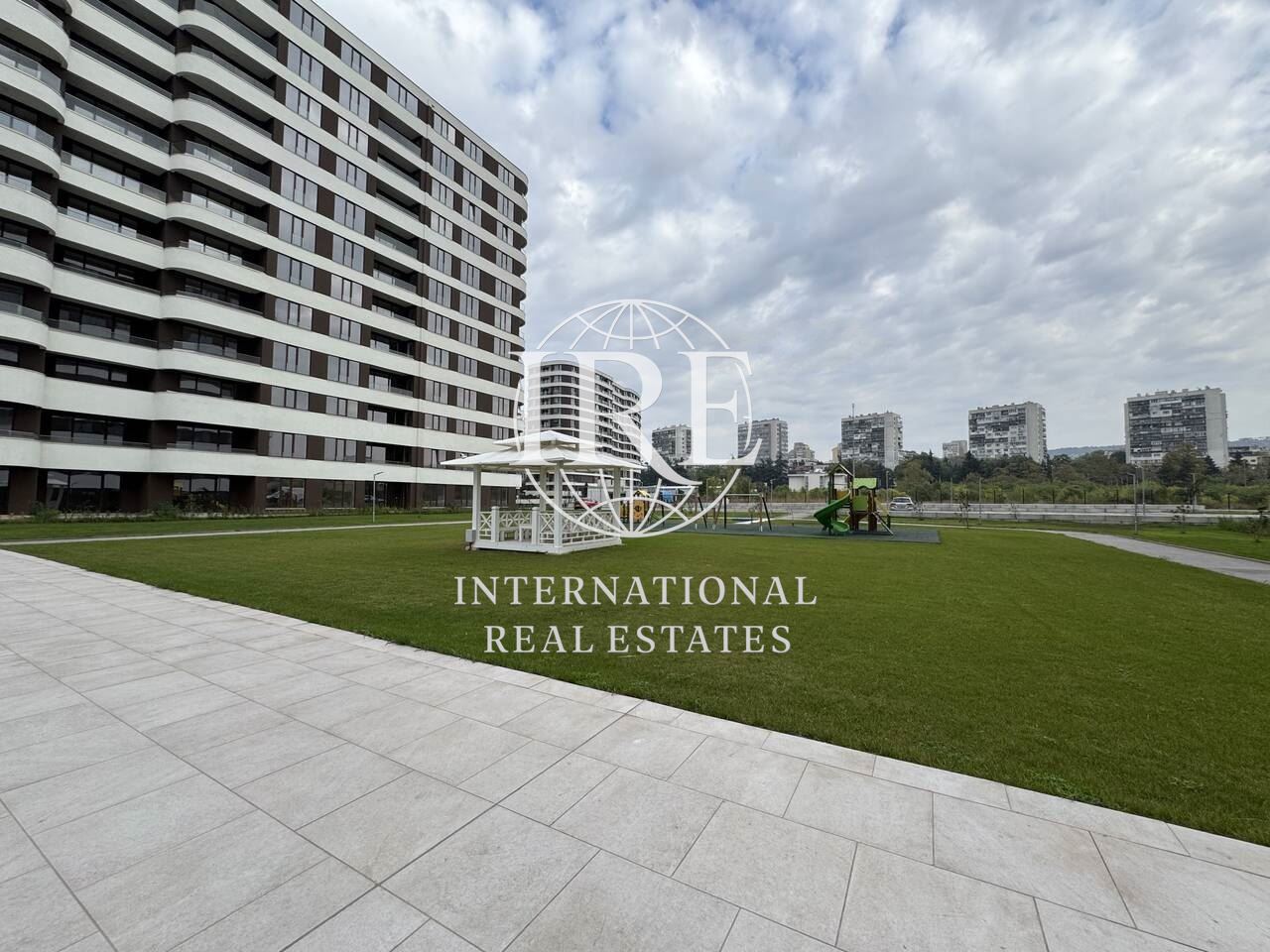 International Real Estates (IRE) Предлага Двустаен Апартамент в Луксозен Комплекс-10