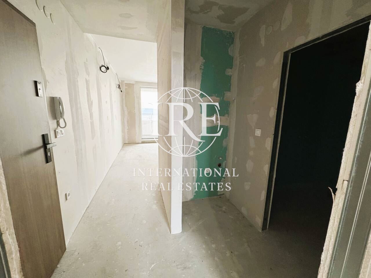International Real Estates (IRE) Предлага Двустаен Апартамент в Луксозен Комплекс-3