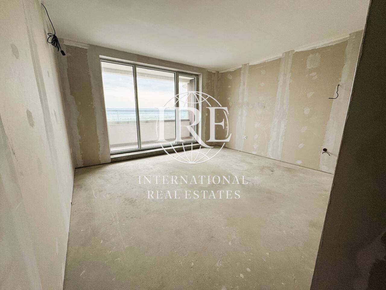 International Real Estates (IRE) Предлага Двустаен Апартамент в Луксозен Комплекс-5