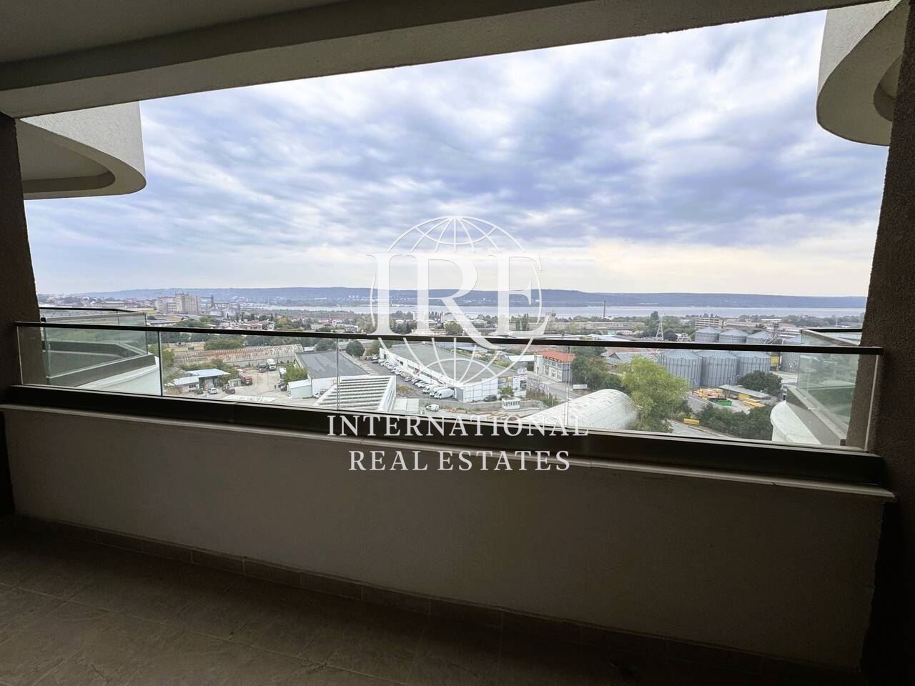 International Real Estates (IRE) Предлага Двустаен Апартамент в Луксозен Комплекс-2