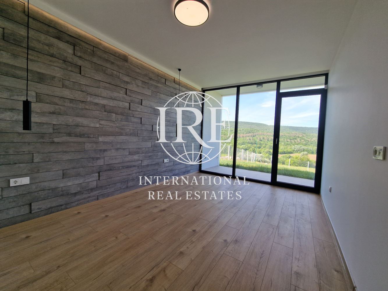 Модерна едноетажна къща с великолепна панорамна гледка! Живописен район! Чист въздух, тишина и спокойстгвие!-3