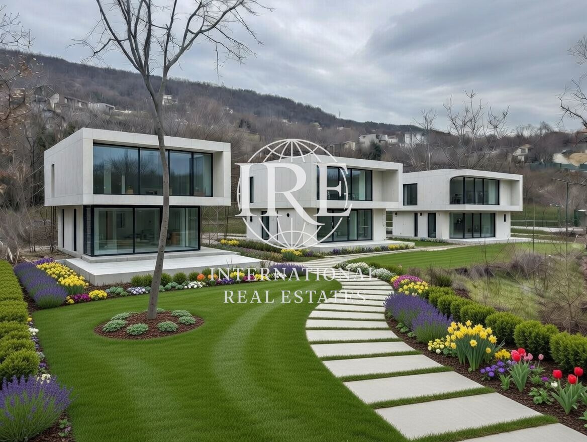 Парцел м-т Сотира до замъка подходящ за две или три къщи-0