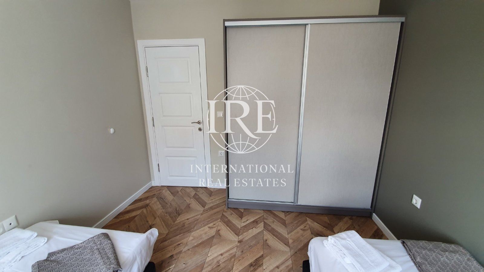International Real Estates (IRE) Предлага Тристаен Обзаведен Апартамент в Центъра-7