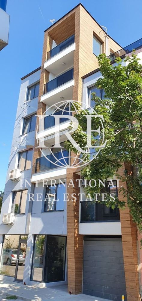 International Real Estates (IRE) Предлага Тристаен Обзаведен Апартамент в Центъра-5