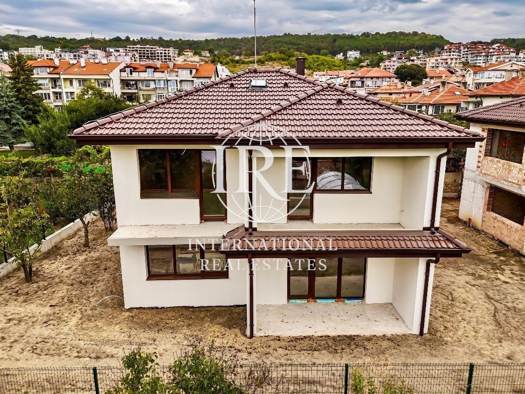 Двуетажна къща, три паркоместа, атрактивна локация!-2