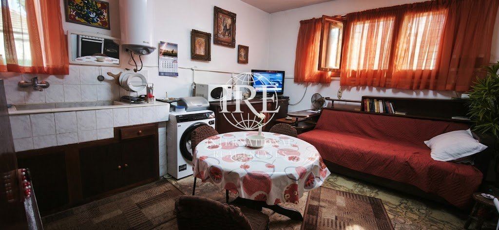 Просторна къща с готов бизнес в центъра на с