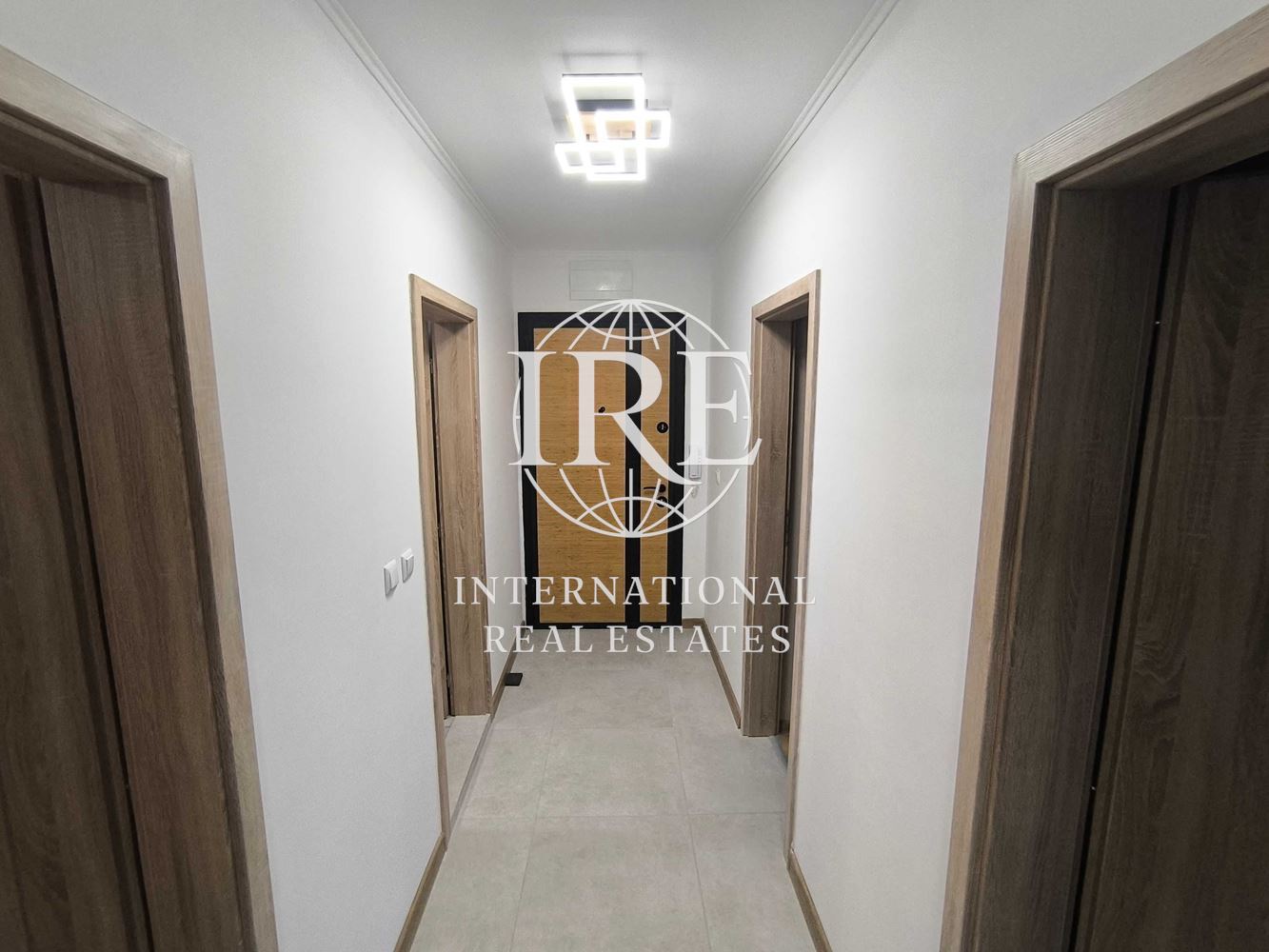 Луксозен тристаен апартамент с панорама към Варненското езеро – International Real Estates (IRE)-10