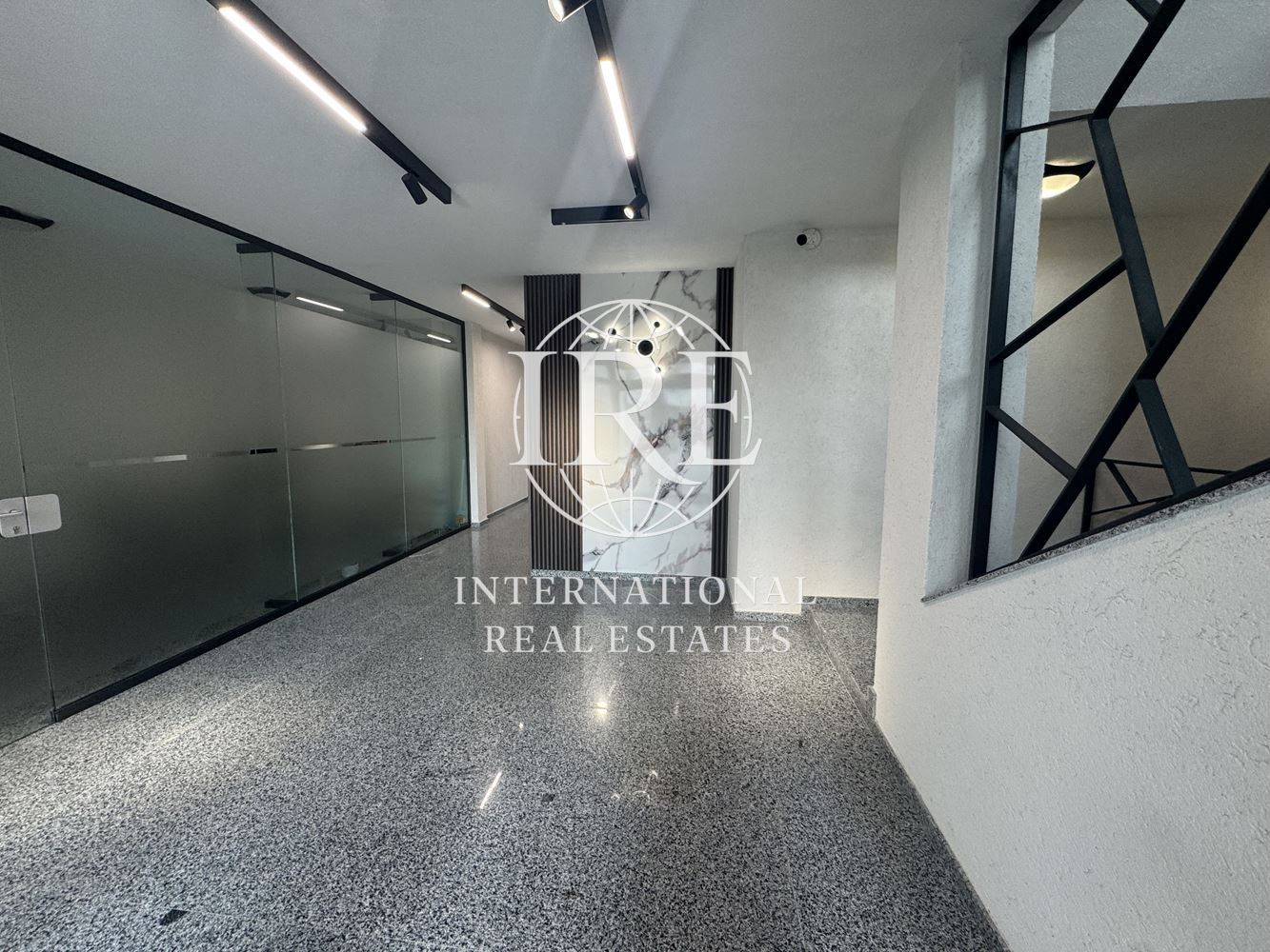 Ексклузивно от International Real Estates (IRE): Дизайнерски пентхаус в сграда от висок клас-17