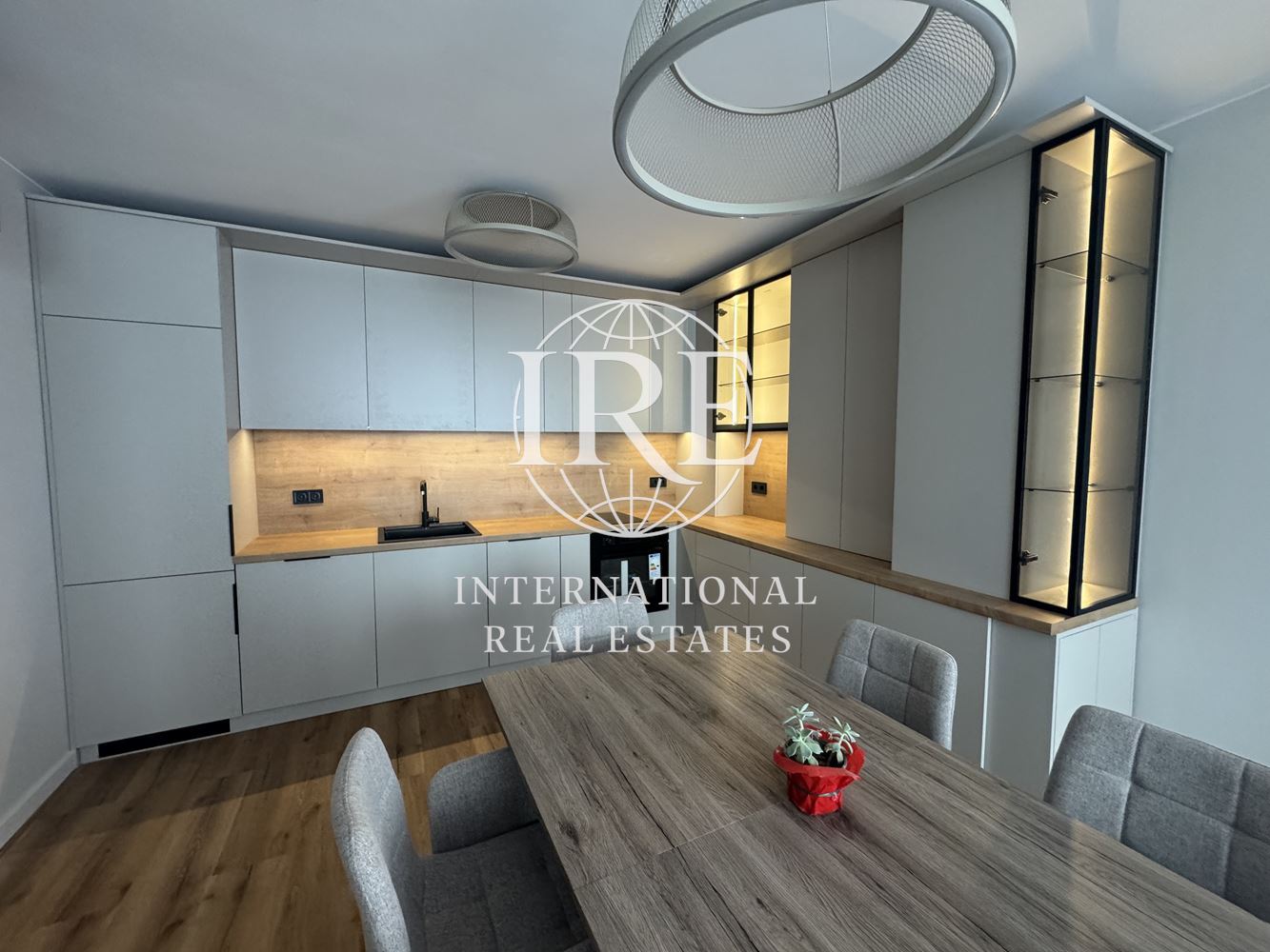 Ексклузивно от International Real Estates (IRE): Дизайнерски пентхаус в сграда от висок клас-0