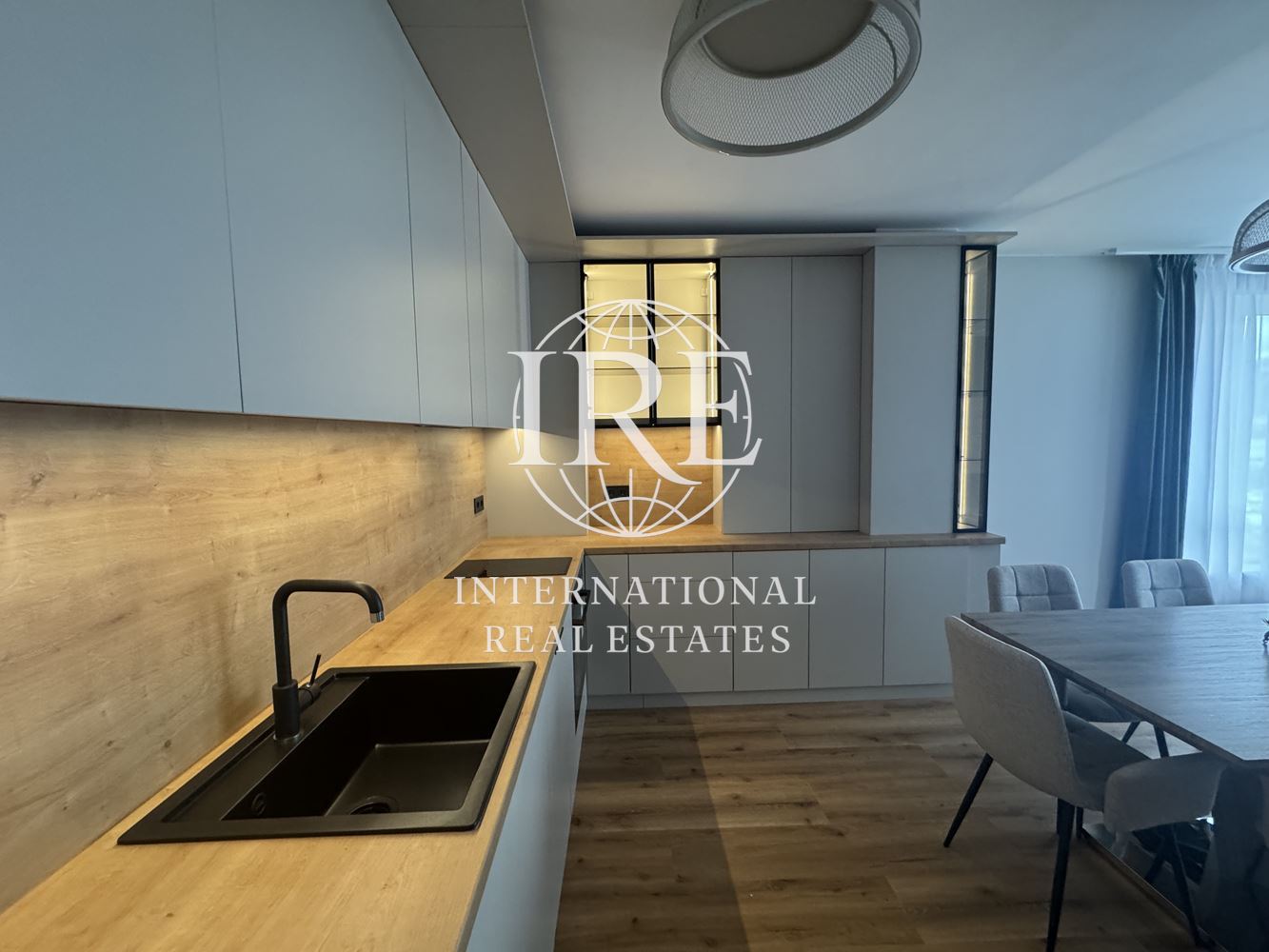Ексклузивно от International Real Estates (IRE): Дизайнерски пентхаус в сграда от висок клас-4
