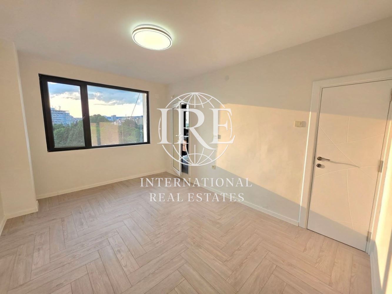 International Real Estates (IRE) представя: ТОП Оферта в района на Гранд Мол!-14