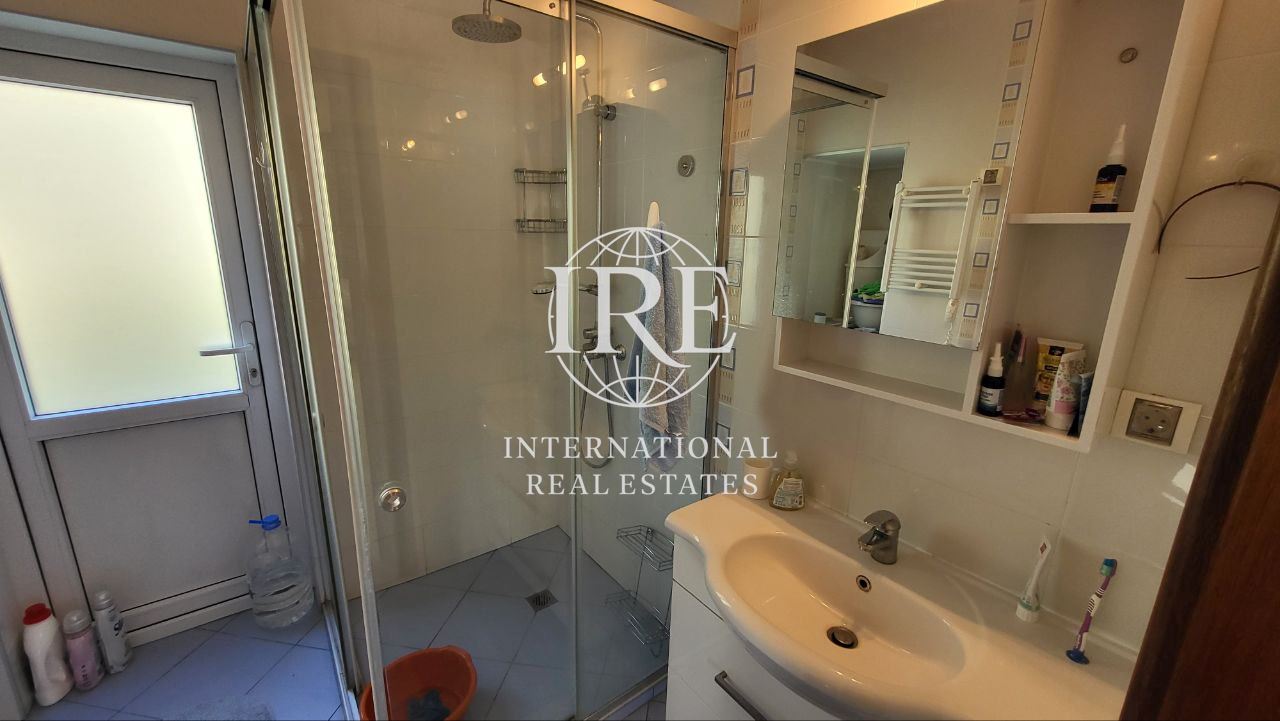 International Real Estates (IRE): Двуетажна къща с панорамна морска и градска гледка в гр