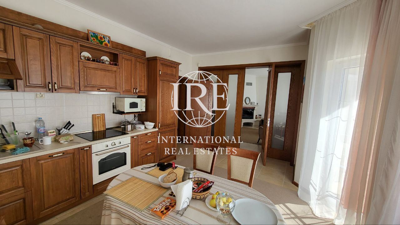 International Real Estates (IRE): Двуетажна къща с панорамна морска и градска гледка в гр