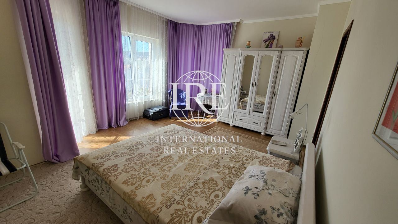 International Real Estates (IRE): Двуетажна къща с панорамна морска и градска гледка в гр