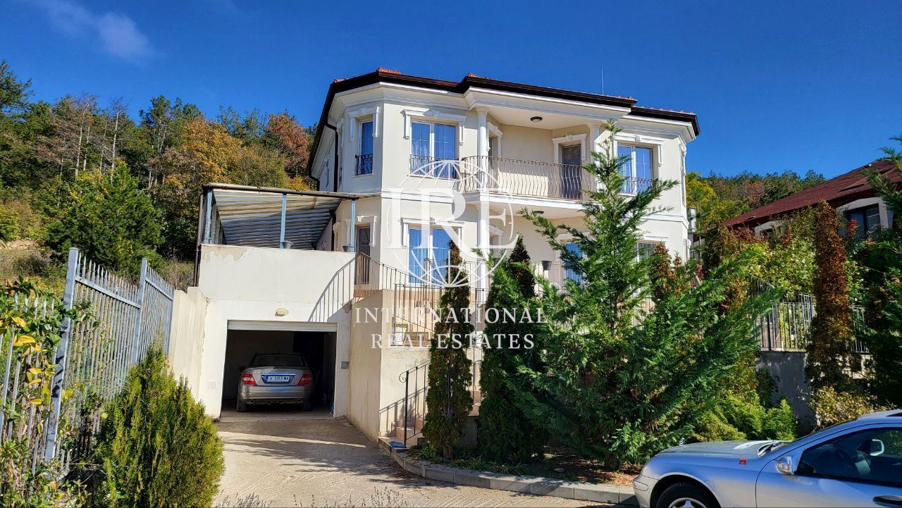 International Real Estates (IRE): Двуетажна къща с панорамна морска и градска гледка в гр
