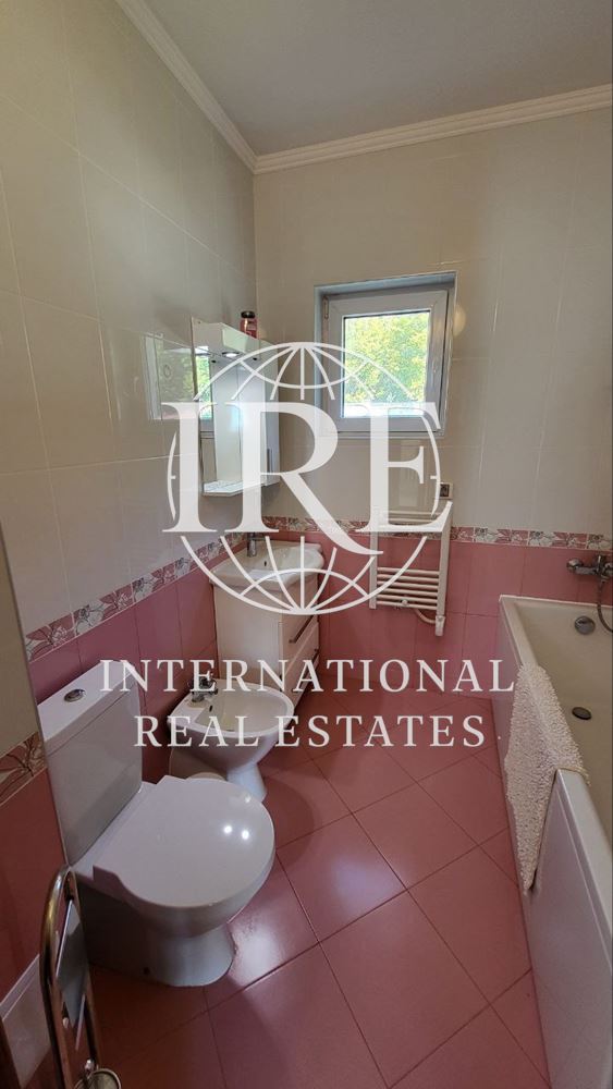 International Real Estates (IRE): Двуетажна къща с панорамна морска и градска гледка в гр