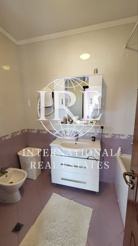 International Real Estates (IRE): Двуетажна къща с панорамна морска и градска гледка в гр