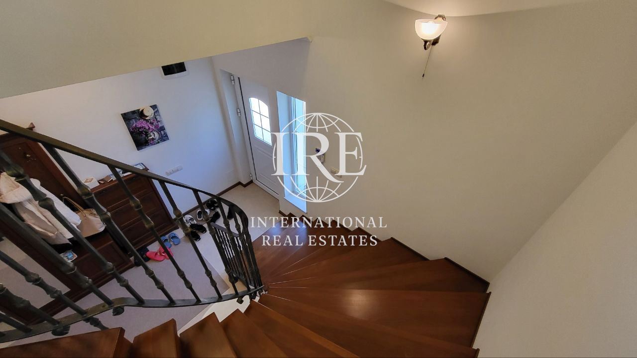 International Real Estates (IRE): Двуетажна къща с панорамна морска и градска гледка в гр