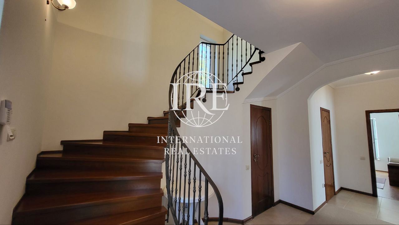 International Real Estates (IRE): Двуетажна къща с панорамна морска и градска гледка в гр