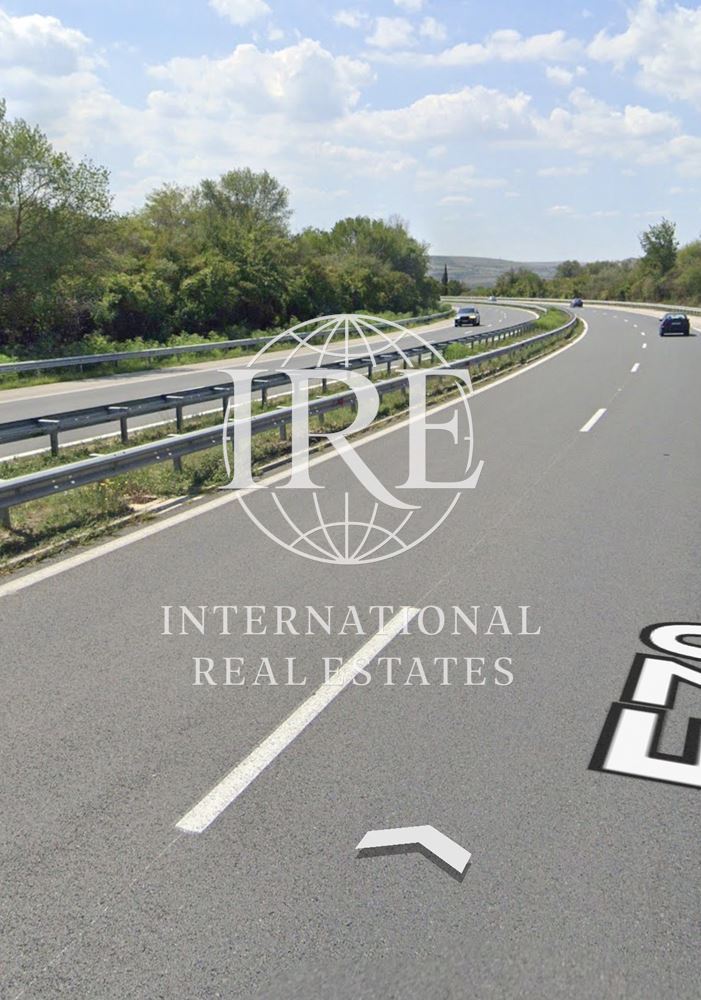 Teren de 7.609 mp pe autostrada Hemus cu o deschidere de 210 metri chiar înainte de Devnya