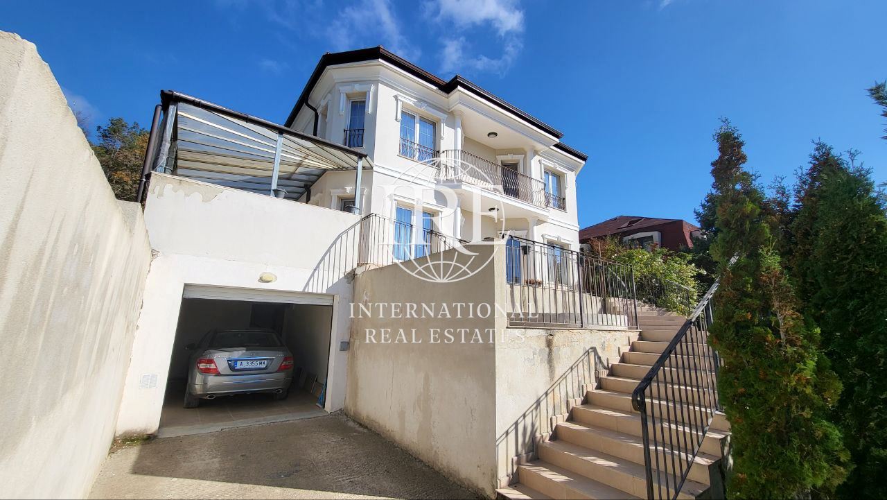 International Real Estates (IRE): Двуетажна къща с панорамна морска и градска гледка в гр