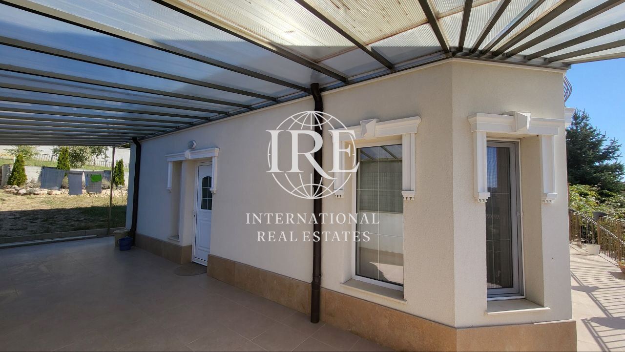 International Real Estates (IRE): Двуетажна къща с панорамна морска и градска гледка в гр