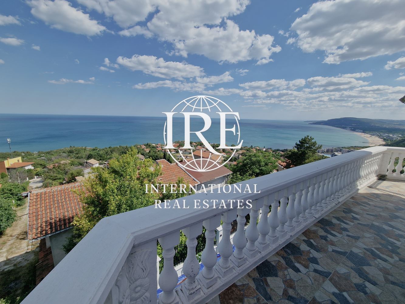 International Real Estates (IRE) представя: Великолепна триетажна къща със спираща дъха морска панорама с басейн и гараж за продажба, гр. Балчик! – 1