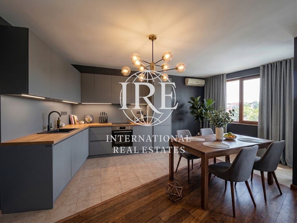 International Real Estates (IRE) представя на вашето внимание ексклузивен, напълно обзаведен тристаен апартамент с невероятна панорама – 1