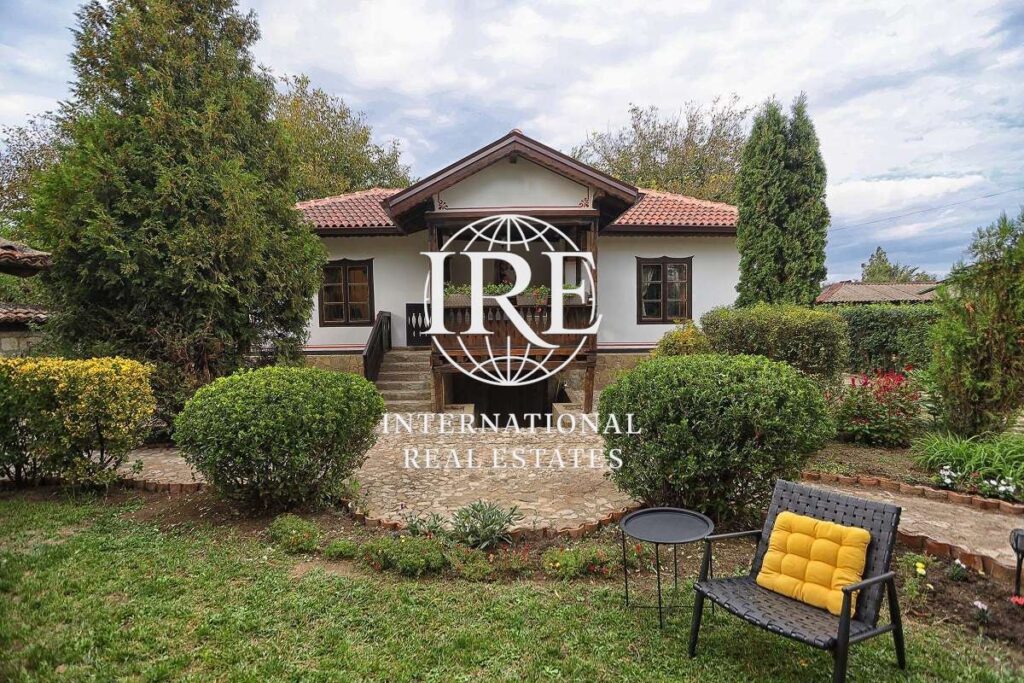 International Real Estates (IRE) представя: Две реновирани къщи във възрожденски стил! Басейн! Екологично чист район!