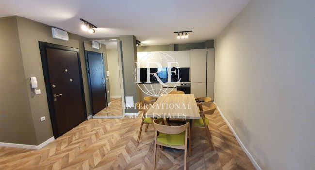 International Real Estates (IRE) Предлага Тристаен Обзаведен Апартамент в Центъра - 0